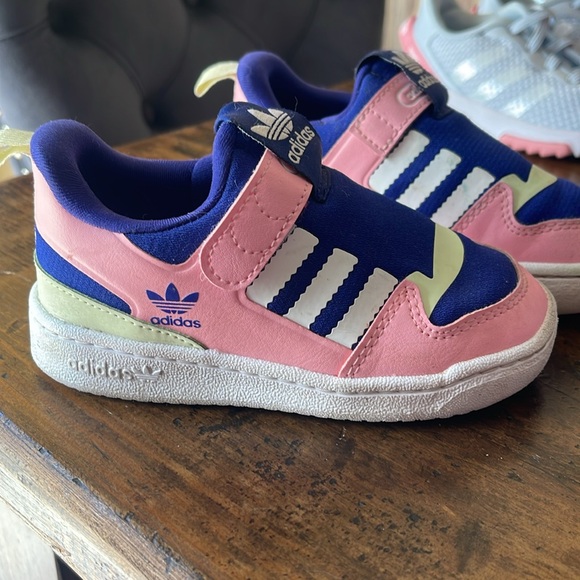 Toddler girl size 8 Adidas sneakers worn once - Picture 2 of 3